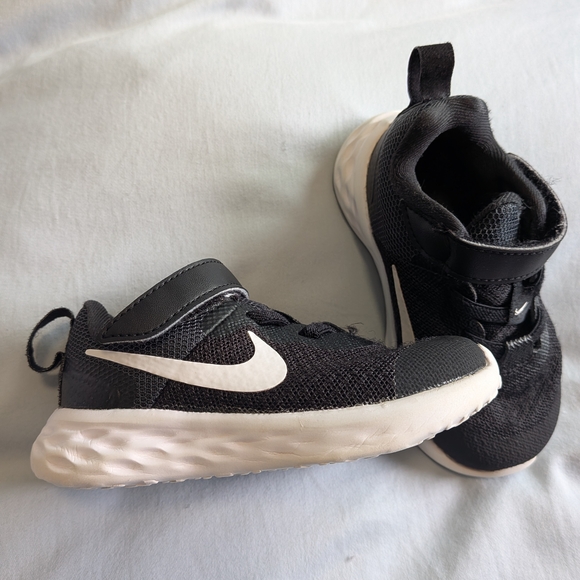 Nike Kids Black and White Athletic Sneakers - Picture 1 of 4